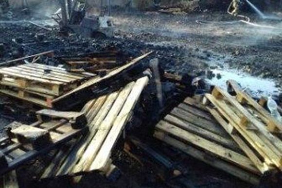 В Пензе на ул. Аустрина деревянные поддоны тушили 22 человека