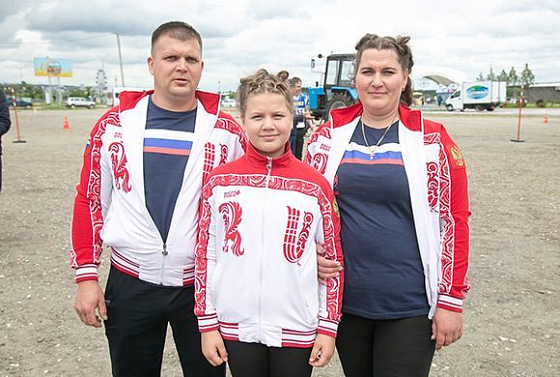 В Пензе на сельских играх соревнуются дояры и гиревики
