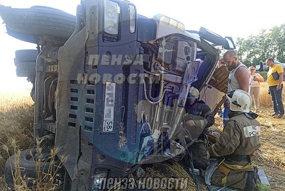 В Пензенском районе перевернулся самосвал, пострадали два человека
