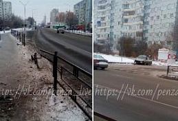 В Пензе водитель на легковушке снес ограждение