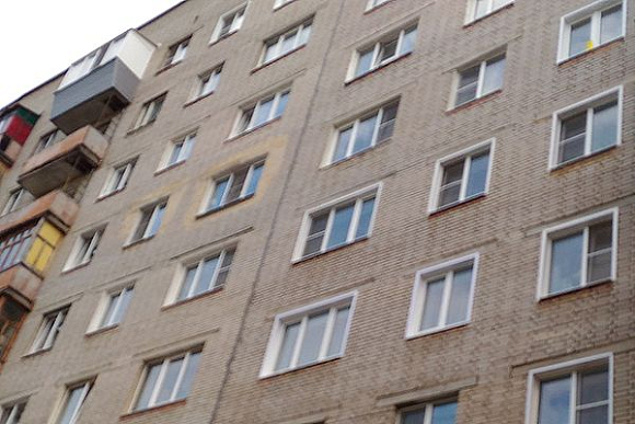 В Пензе на ул. Ладожской из окна 9 этажа выпал мужчина
