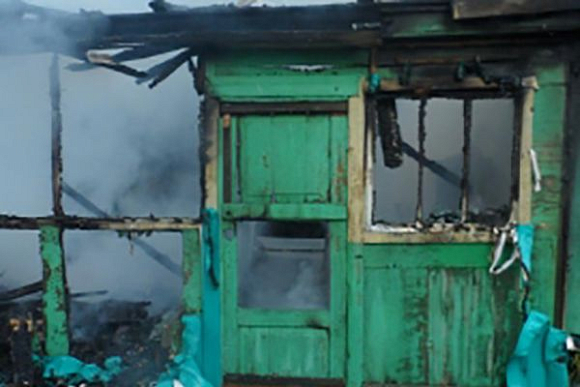 В Кузнецком районе сгорела деревянная дача с верандой