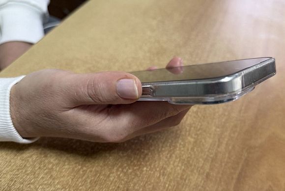 Женщина не заметила, что её телефон упал на пол||Фото: К. Ярцев В Пензе мужчина украл телефон из вагона поезда