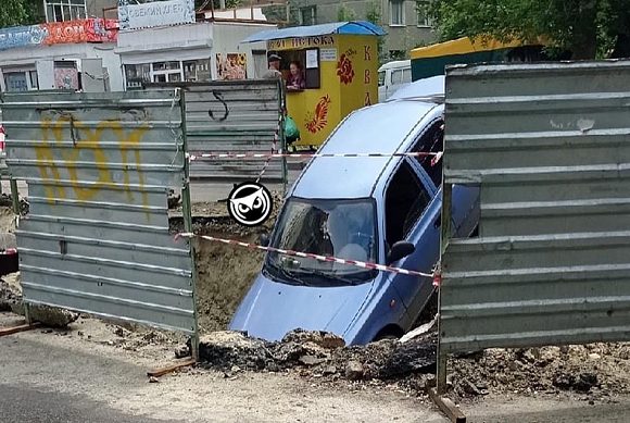 В Пензе автомобиль попал в яму на ул. Толстого