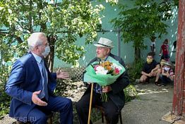 Губернатор лично поздравил ветерана войны Алексея Савчикова с 93-летием