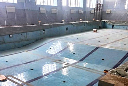 В бассейне пензенской спортшколы «Горизонт» монтируют теплый пол 