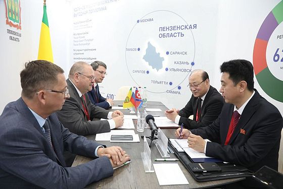 Олег Мельниченко и Син Хон Чхоль обсудили вопросы сотрудничества на ПМЭФ 2024