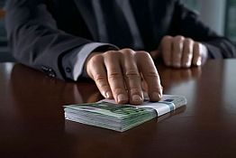 В Пензенской области адвокат подозреваемого в изнасиловании предложил взятку следователю В Пензенской области адвокат подозреваемого в изнасиловании предложил взятку следователю