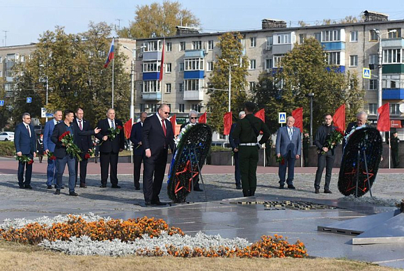 В Пензе сенаторы Совета Федерации возложили цветы к монументу воинской и трудовой Славы