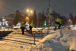 В Пензе очищают улицы после ночного снегопада