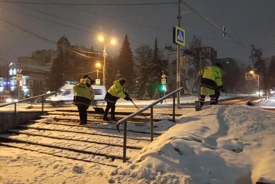 В Пензе очищают улицы после ночного снегопада