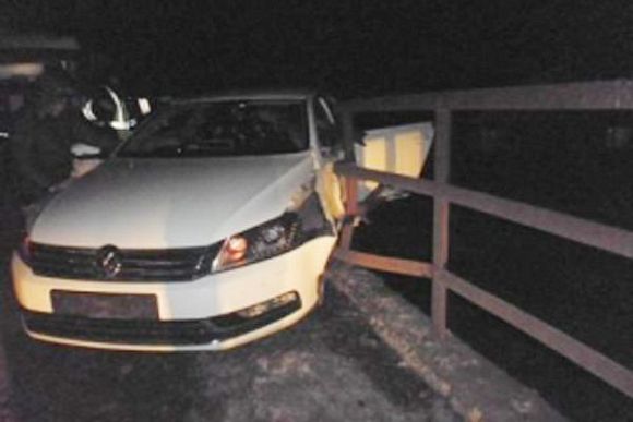 Под Н. Ломовом «Volkswagen Passat» врезался в ограждение моста, двое пострадавших