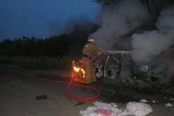 В Бессоновском районе сгорел автомобиль и надворные постройки