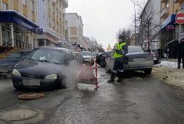 В Пензе на ул. Московской «Калина» попала колесом в люк