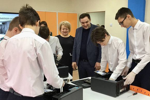 Алексей Комаров посетил Центр цифрового образования детей «IT-куб» 