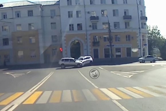 В Пензе попал на видео момент столкновения двух автомобилей