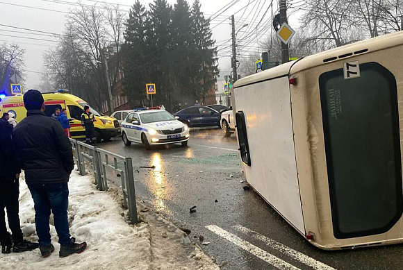 В Пензе на Красной перевернулась маршрутка с пассажирами