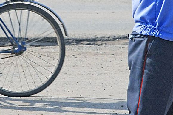 Зареченский велосипедист, проехавший по «зебре», подал жалобу на инспектора