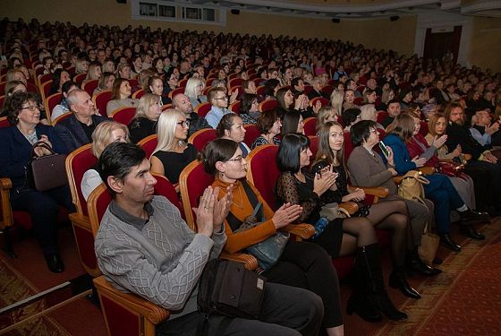 В Пензе вместо спектакля с Людмилой Чурсиной показали «Двое в Венеции» В Пензе вместо спектакля с Людмилой Чурсиной показали «Двое в Венеции»