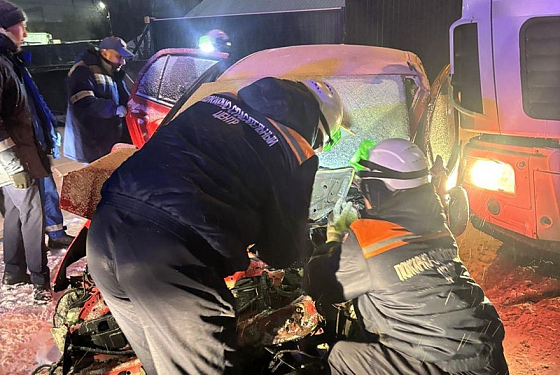 В Пензе спасатели помогли достать из салона машины пострадавшего ребёнка