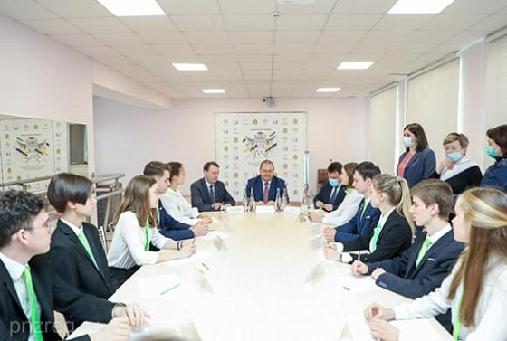 Ученики Губернского лицея попросили Мельниченко помочь им с поездкой на олимпиаду