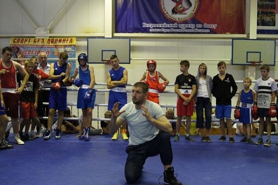 Экс-чемпион мира по боксу Дмитрий Пирог провел в Тамале мастер-класс