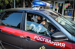 В Пензе неадекватная дама самоизолировалась в аптеке
