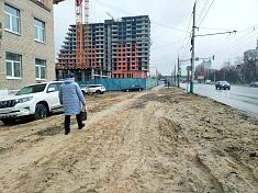 В Пензе стройка на Карпинского «выгоняет» пешеходов на проезжую часть В Пензе стройка на Карпинского «выгоняет» пешеходов на проезжую часть