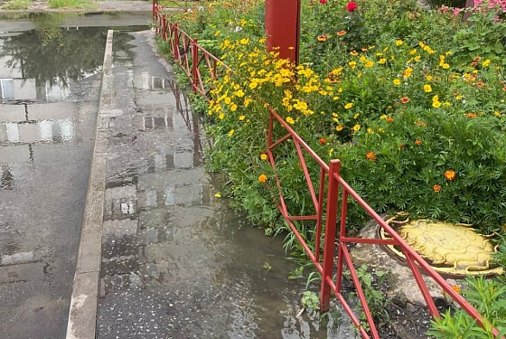 Невозможно дышать: В Пензе затопило улицу водой из канализации