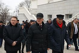 Белозерцев провел для аграриев экскурсию в Спасском соборе Белозерцев провел для аграриев экскурсию в Спасском соборе