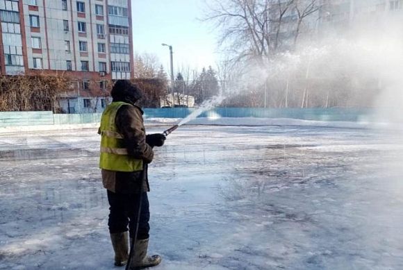 В Пензе восстанавливают ледовое покрытие на хоккейных площадках