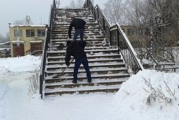 Сотрудники администрации Октябрьского района взялись за лопаты Сотрудники администрации Октябрьского района взялись за лопаты