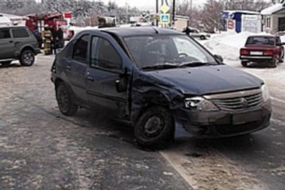 В Чаадаевке две легковушки столкнулись с автобусом