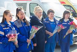 В Пензе врачам «Скорой помощи» подарили букеты из роз и гербер В Пензе врачам «Скорой помощи» подарили букеты из роз и гербер