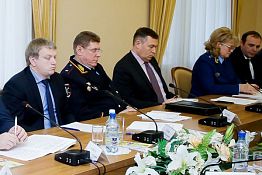 В Кузнецком районе лесной инспектор проверяла работу фирмы мужа В Кузнецком районе лесной инспектор проверяла работу фирмы мужа