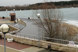 В Спутнике затопило пляж и вода подошла близко к сцене В Спутнике затопило пляж и вода подошла близко к сцене