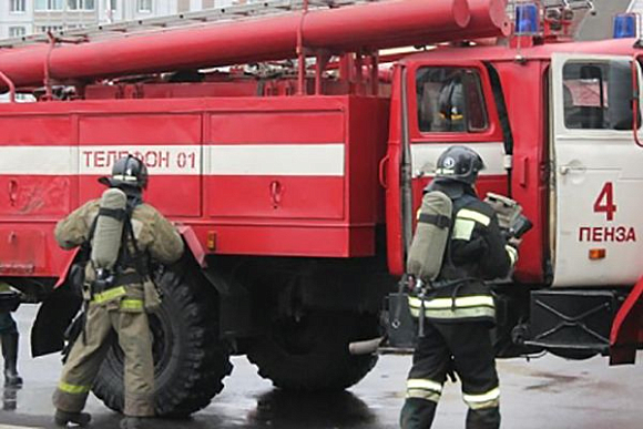 В Пензе дом на Пограничном проезде тушили 17 огнеборцев