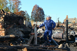 Пять домов в огне: как село Канаевка объединилось для помощи погорельцам Пять домов в огне: как село Канаевка объединилось для помощи погорельцам
