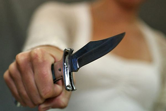 В Заречном 25-летняя женщина ударила ножом 49-летнего приятеля