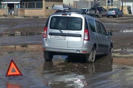В Пензе на ул. Байдукова Lada Largus провалилась в лужу