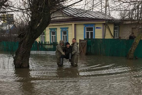 В Пензе спасатели помогли пенсионеру эвакуироваться из затопленного дома