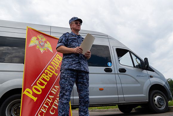 В Пензе росгвардейцы открыли мобильные павильоны приема на службу по контракту