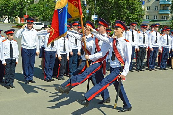 Кадеты пензенской школы №46 торжественно простились со знаменем