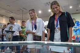 Олимпийские медали сестер Фролкиных приняли за шайбы Олимпийские медали сестер Фролкиных приняли за шайбы