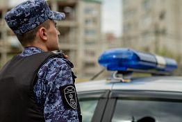 В Пензе не прошедший дресс-код парень нахамил охранникам и разбил плафон В Пензе не прошедший дресс-код парень нахамил охранникам и разбил плафон