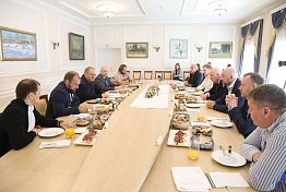Олег Мельниченко обсудил с предпринимателями создание в Пензе кинопроизводства Олег Мельниченко обсудил с предпринимателями создание в Пензе кинопроизводства