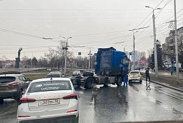 В Пензе на проспекте Победы тягач столкнулся с легковушкой В Пензе на проспекте Победы тягач столкнулся с легковушкой