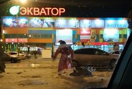 В Кузнецке очевидцы сняли драку Дедов Морозов