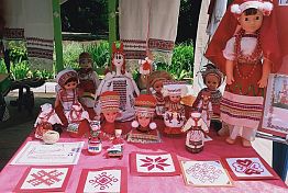 Марина Ханбикова из Засечного знакомит детсадовцев с «костюмной историей»