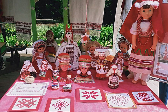 Куклы помогают детям запоминать язык||Фото автора Марина Ханбикова из Засечного знакомит детсадовцев с «костюмной историей»